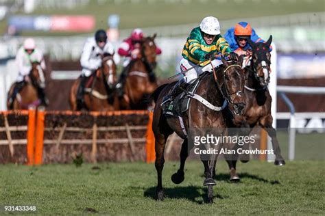 Buveur D'Air wins Unibet Champion Hurdle .